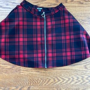 Hot Topic red and black plaid skirt, size s/m, pockets, full zip skirt